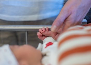 Un neonato che stringe il dito al genitore. Immagine utilizzata per articolo boom di nascite (tredici nati in 24 ore) all'ospedale San Gerardo di Monza