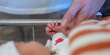 Un neonato che stringe il dito al genitore. Immagine utilizzata per articolo boom di nascite (tredici nati in 24 ore) all'ospedale San Gerardo di Monza