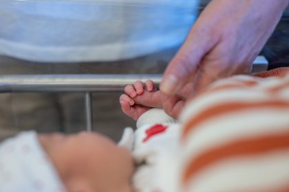 Un neonato che stringe il dito al genitore. Immagine utilizzata per articolo boom di nascite (tredici nati in 24 ore) all'ospedale San Gerardo di Monza
