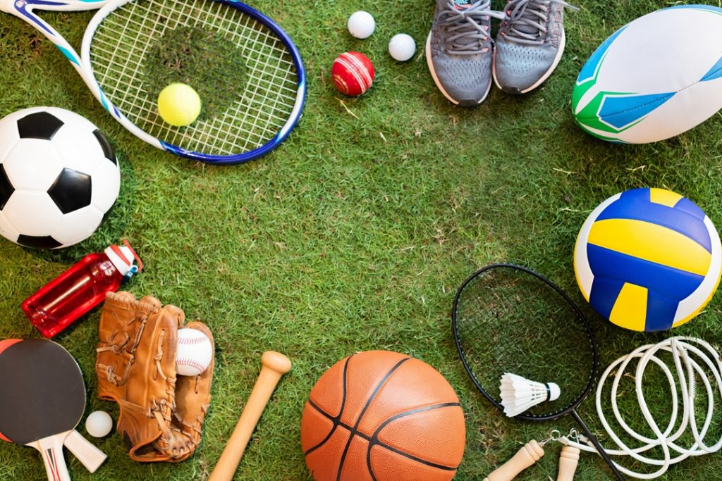 In foto un insieme di oggetti sportivi: il nuovo bando per le associazioni sportive vale 3,3 milioni di euro