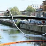 In foto immagini degli operatori in azione per contenere lo sversamento di liquidi nel Naviglio