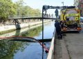 Nella foto Ansa gli interventi per lo sversamento nel Naviglio a Milano di cui l'assessore Comazzi chiede di individuare i responsabili