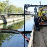 Nella foto Ansa gli interventi per lo sversamento nel Naviglio a Milano di cui l'assessore Comazzi chiede di individuare i responsabili