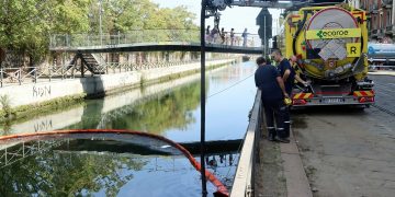 Nella foto Ansa gli interventi per lo sversamento nel Naviglio a Milano di cui l'assessore Comazzi chiede di individuare i responsabili