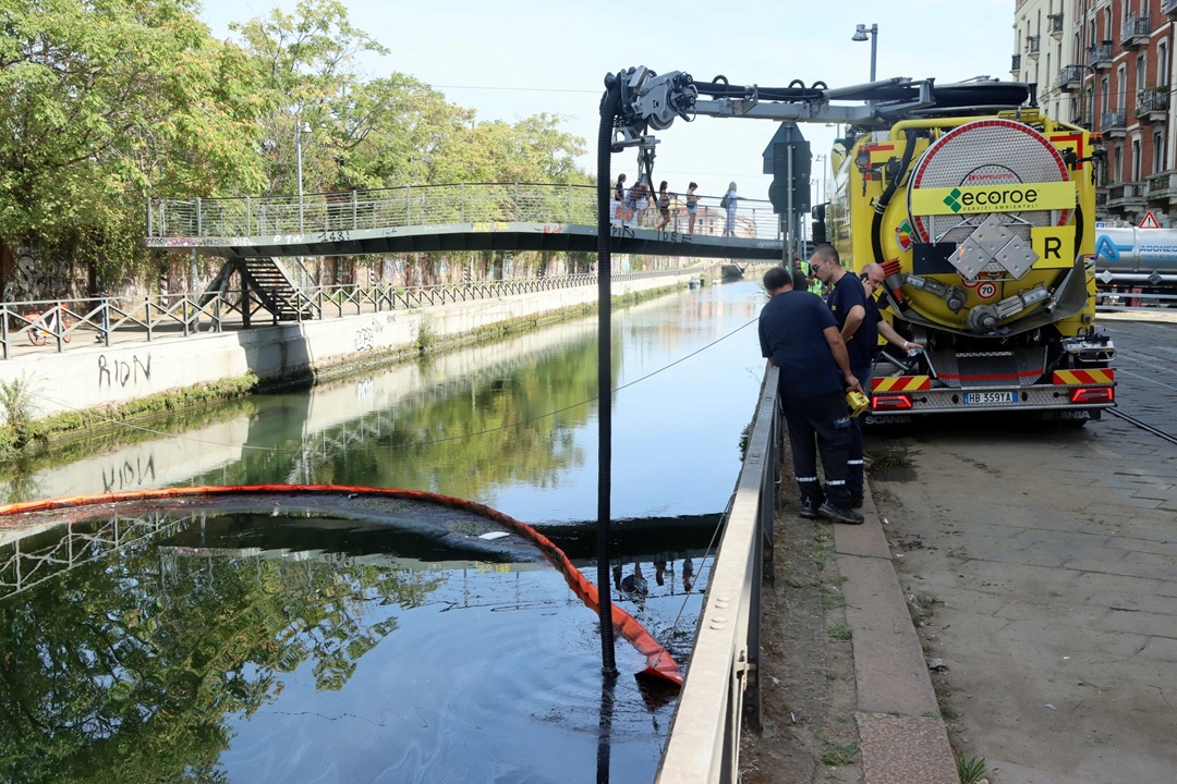 Nella foto Ansa gli interventi per lo sversamento nel Naviglio a Milano di cui l'assessore Comazzi chiede di individuare i responsabili