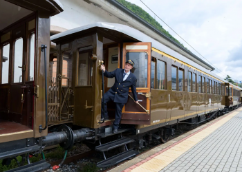 immagine generica dei treni storici lombardi con un capostazione