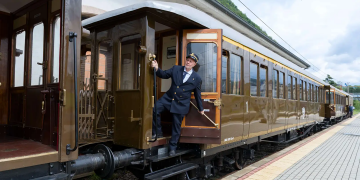 immagine generica dei treni storici lombardi con un capostazione