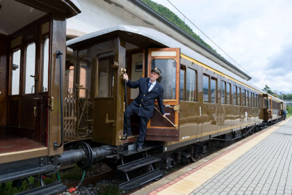 immagine generica dei treni storici lombardi con un capostazione