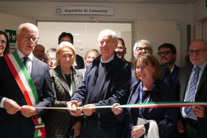 In foto l’assessore regionale al Welfare Guido Bertolaso all’inaugurazione di Case e Ospedali di Comunità nella bergamasca, qui a Romano di Lombardia