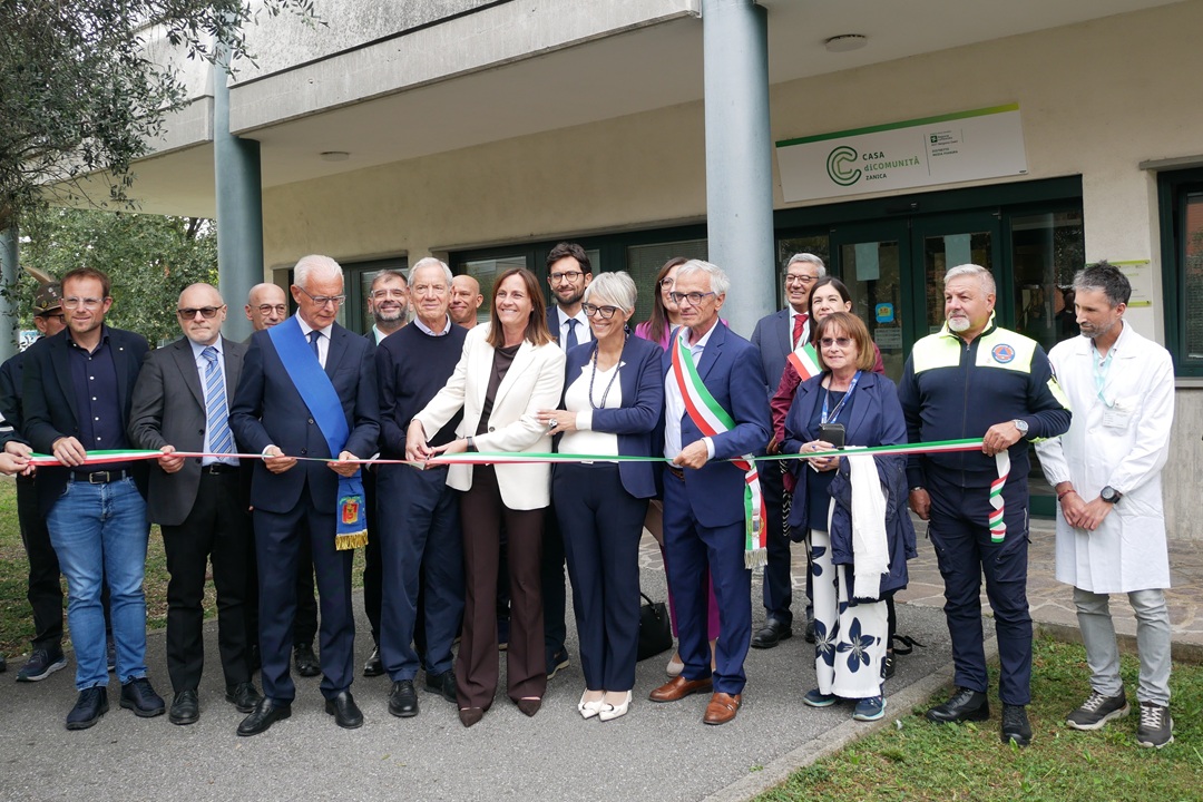In foto l’assessore regionale al Welfare Guido Bertolaso all’inaugurazione di Case e Ospedali di Comunità nella bergamasca, qui a Zanica