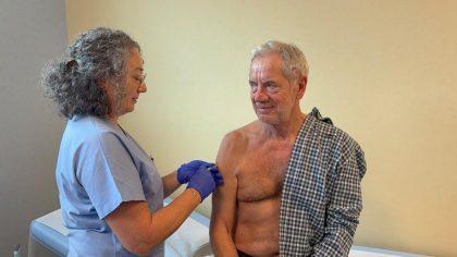 Al 19 ottobre 2026 somministrate 26.752 vaccinazioni contro l'influenza: il 5% in più rispetto allo stesso periodo dello scorso anno. In foto l'assessore regionale al Welfare Guido Bertolaso a Villa Marelli di Milano per la vaccinazione anti influenzale. 