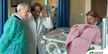 Il direttore di Niguarda, Stefano Martinelli (al centro), aggiorna sulle condizioni di Leone, il bambino ritrovato a Cinisello Balsano