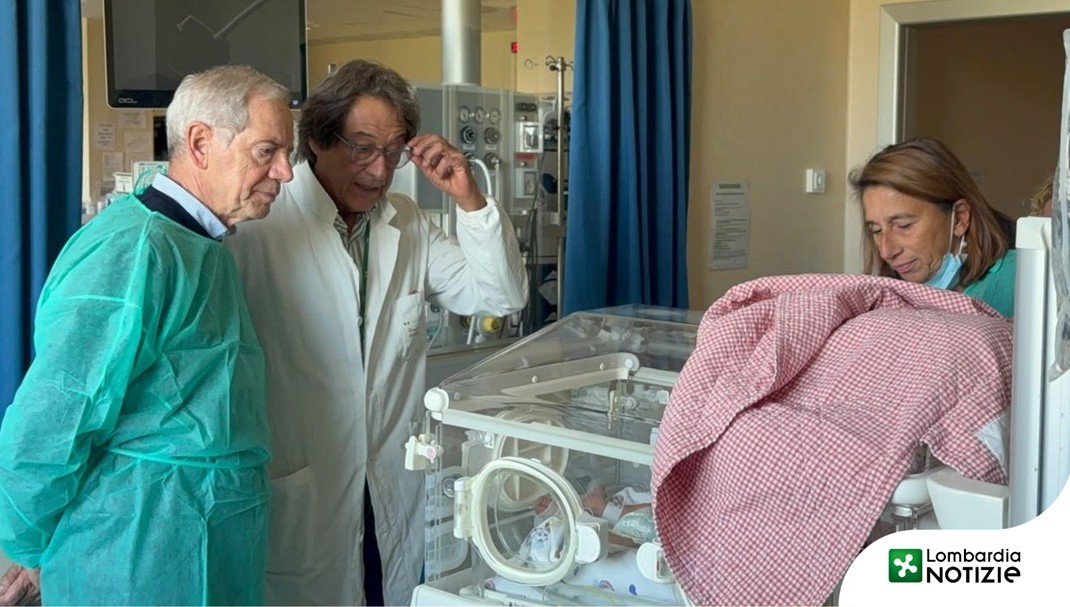 Il direttore di Niguarda, Stefano Martinelli (al centro), aggiorna sulle condizioni di Leone, il bambino ritrovato a Cinisello Balsano