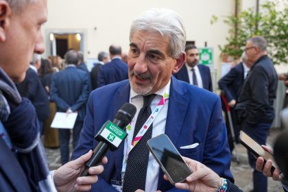 In foto il sottosegretario Cattaneo al tavolo di lavoro tra i presidenti di Regione e il commissario Fitto sui fondi europei
