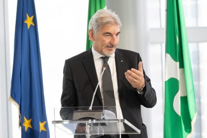 foto generica del sottosegretario Cattaneo che commenta nell'articolo lo stanziamento di risorse per progetti umanitari per cristiani perseguitati in Pakistan e Camerun 