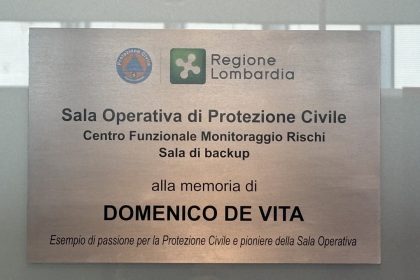 La targa dedicata a Domenico De Vita nella sala operativa di Protezione civile di backup, al sesto piano di Palazzo Lombardia