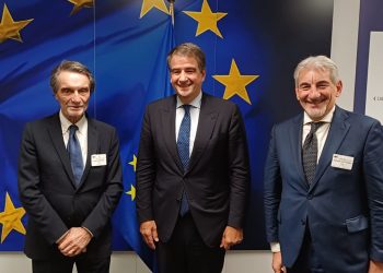 Il foto il presidente di Regione Lombardia Attilio Fontana, il vicepresidente commissione Ue Raffaele Fitto e il sottosegretario Raffaele Cattaneo a Bruxelles dopo un incontro bilaterale sulle politiche di coesione