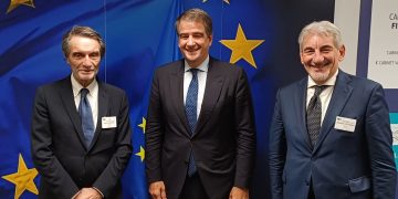 Il foto il presidente di Regione Lombardia Attilio Fontana, il vicepresidente commissione Ue Raffaele Fitto e il sottosegretario Raffaele Cattaneo a Bruxelles dopo un incontro bilaterale sulle politiche di coesione