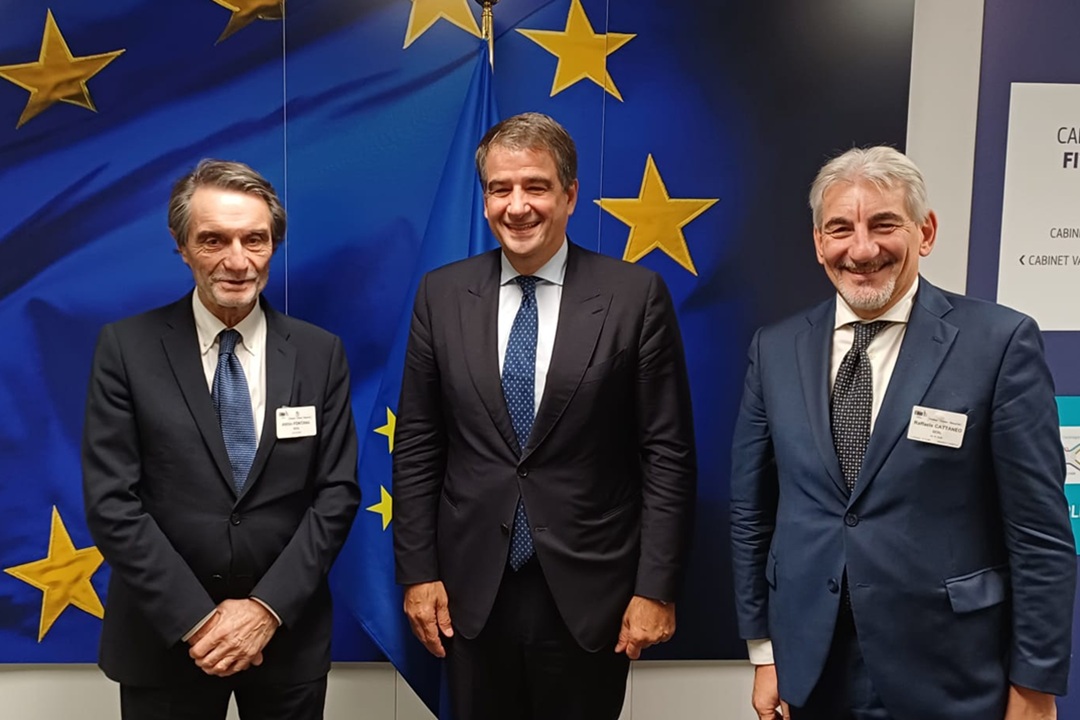 Il foto il presidente di Regione Lombardia Attilio Fontana, il vicepresidente commissione Ue Raffaele Fitto e il sottosegretario Raffaele Cattaneo a Bruxelles dopo un incontro bilaterale sulle politiche di coesione