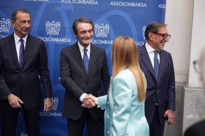 In foto la conferenza di Assolombarda al Teatro Dal Verme di Milano: il presidente della Regione Lombardia Attilio Fontana mentre stringe la mano al presidente del Consiglio Meloni