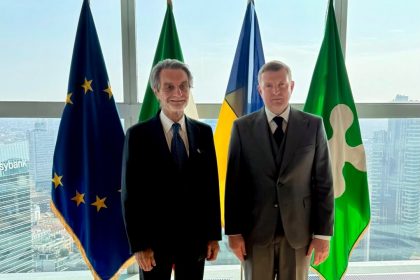 In foto il presidente della Regione Lombardia Attilio con l’ambasciatore dell’Ucraina