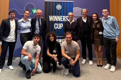 In foto il sottosegretario alla Presidenza con delega allo Sport e Giovani, Federica Picchi, insieme agli organizzatori dell’edizione 2026 del torneo calcistico Winners Cup