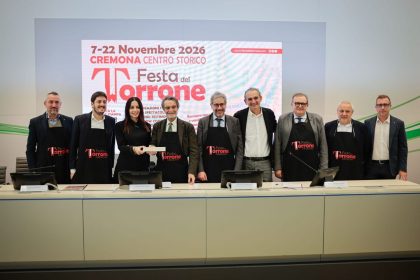Il presidente di Regione Lombardia, Attilio Fontana, e l’assessore regionale al Turismo, Marketing territoriale e Moda, Debora Massari, alla presentazione della Festa del Torrone di Cremona 2026