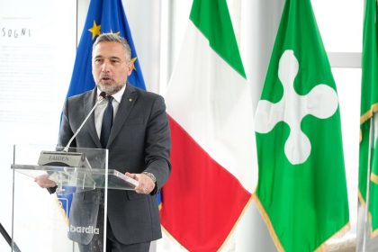 Due provvedimenti per le ciclovie della provincia di Como e Varese, per un valore di 505.000, sono stati approvati dalla Giunta regionale. In foto l'assessore regionale Franco Lucente durante il suo intervento.