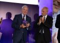 L'assessore Guido Bertolaso, personaggio dell'anno, premiato dal ministro Schillaci
