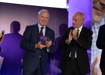 L'assessore Guido Bertolaso, personaggio dell'anno, premiato dal ministro Schillaci