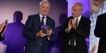 L'assessore Guido Bertolaso, personaggio dell'anno, premiato dal ministro Schillaci