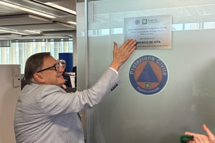 La targa dedicata a Domenico De Vita nella sala di backup del sesto piano di Palazzo Lombardia: in foto l’assessore regionale Romano La Russa