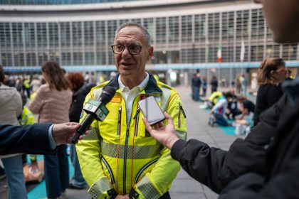 Piazza Città di Lombardia nel corso dell’evento di formazione organizzato da Areu e dedicato ai dipendenti regionali per la rianimazione: in foto Massimo Lombardo, il direttore di Areu