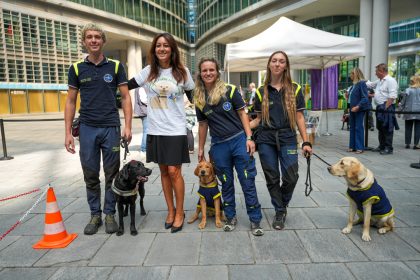 In foto l'assessore Lucchini insieme ad alcuni addestratori in occasione della Giornata nazionale dei cani guida in piazza Città di Lombardia