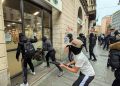 Giovani che assaltano un esercizio commerciale nel cuore di Milano, il presidente Fontana: nostre città non siano ostaggio dei delinquenti (foto Ansa)