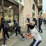 Giovani che assaltano un esercizio commerciale nel cuore di Milano, il presidente Fontana: nostre città non siano ostaggio dei delinquenti (foto Ansa)