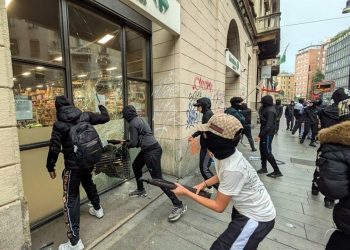 Giovani che assaltano un esercizio commerciale nel cuore di Milano, il presidente Fontana: nostre città non siano ostaggio dei delinquenti (foto Ansa)