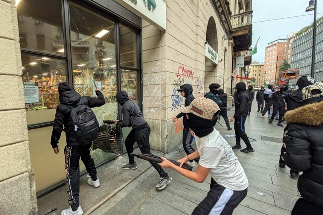 Giovani che assaltano un esercizio commerciale nel cuore di Milano, il presidente Fontana: nostre città non siano ostaggio dei delinquenti (foto Ansa)