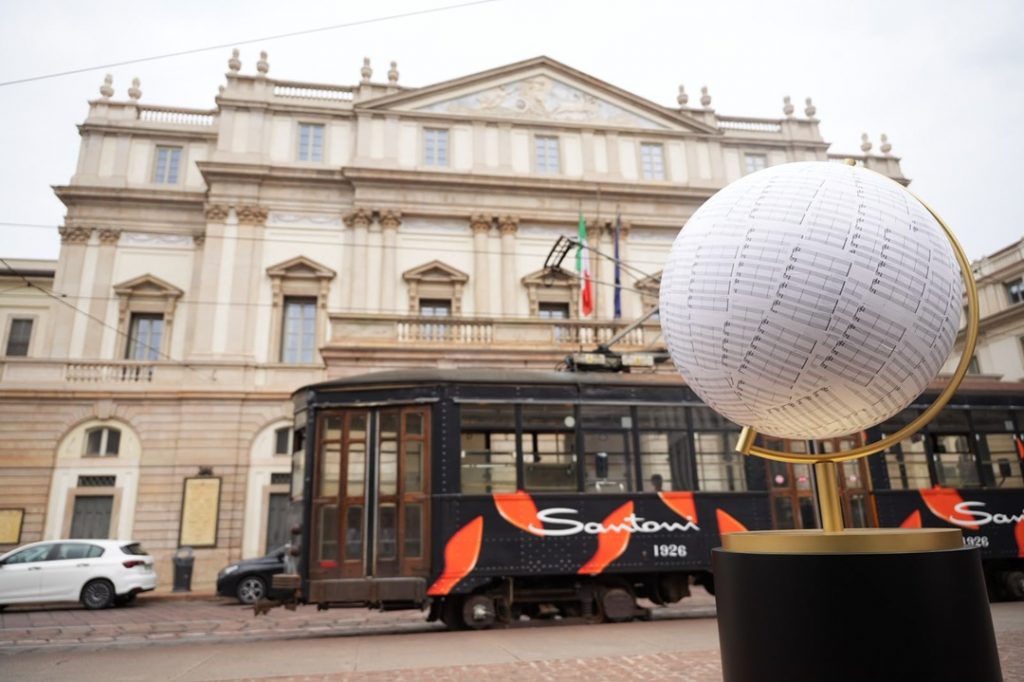 L'opera di Greg Goya difronte il Teatro La Scala