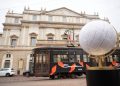 L'opera di Greg Goya difronte il Teatro La Scala