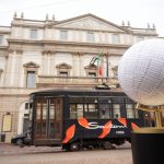 L'opera di Greg Goya difronte il Teatro La Scala