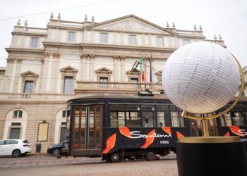 L'opera di Greg Goya difronte il Teatro La Scala