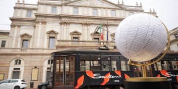 L'opera di Greg Goya difronte il Teatro La Scala