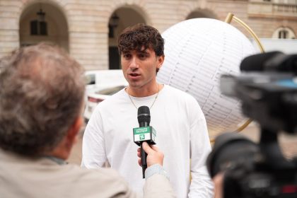 L'artista Greg Goya durante l'intervista