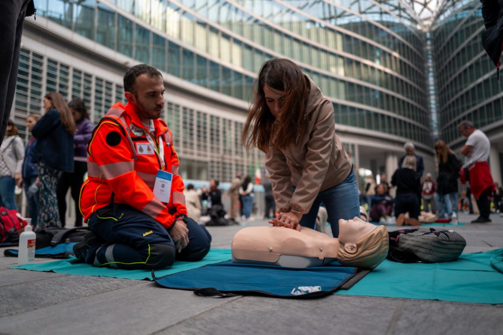 Piazza Città di Lombardia , un momento del l corso di formazione organizzato da Areu e dedicato ai dipendenti regionali per la rianimazione: in foto la manovra salva-vita