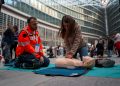 Piazza Città di Lombardia , un momento del l corso di formazione organizzato da Areu e dedicato ai dipendenti regionali per la rianimazione: in foto la manovra salva-vita
