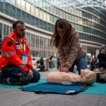 Piazza Città di Lombardia , un momento del l corso di formazione organizzato da Areu e dedicato ai dipendenti regionali per la rianimazione: in foto la manovra salva-vita