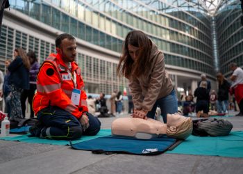 Piazza Città di Lombardia , un momento del l corso di formazione organizzato da Areu e dedicato ai dipendenti regionali per la rianimazione: in foto la manovra salva-vita