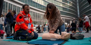 Piazza Città di Lombardia , un momento del l corso di formazione organizzato da Areu e dedicato ai dipendenti regionali per la rianimazione: in foto la manovra salva-vita