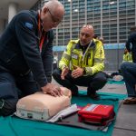 Piazza Città di Lombardia nel corso dell’evento di formazione organizzato da Areu e dedicato ai dipendenti regionali per la rianimazione: in foto un operatore mentre esegue la manovra salva-vita